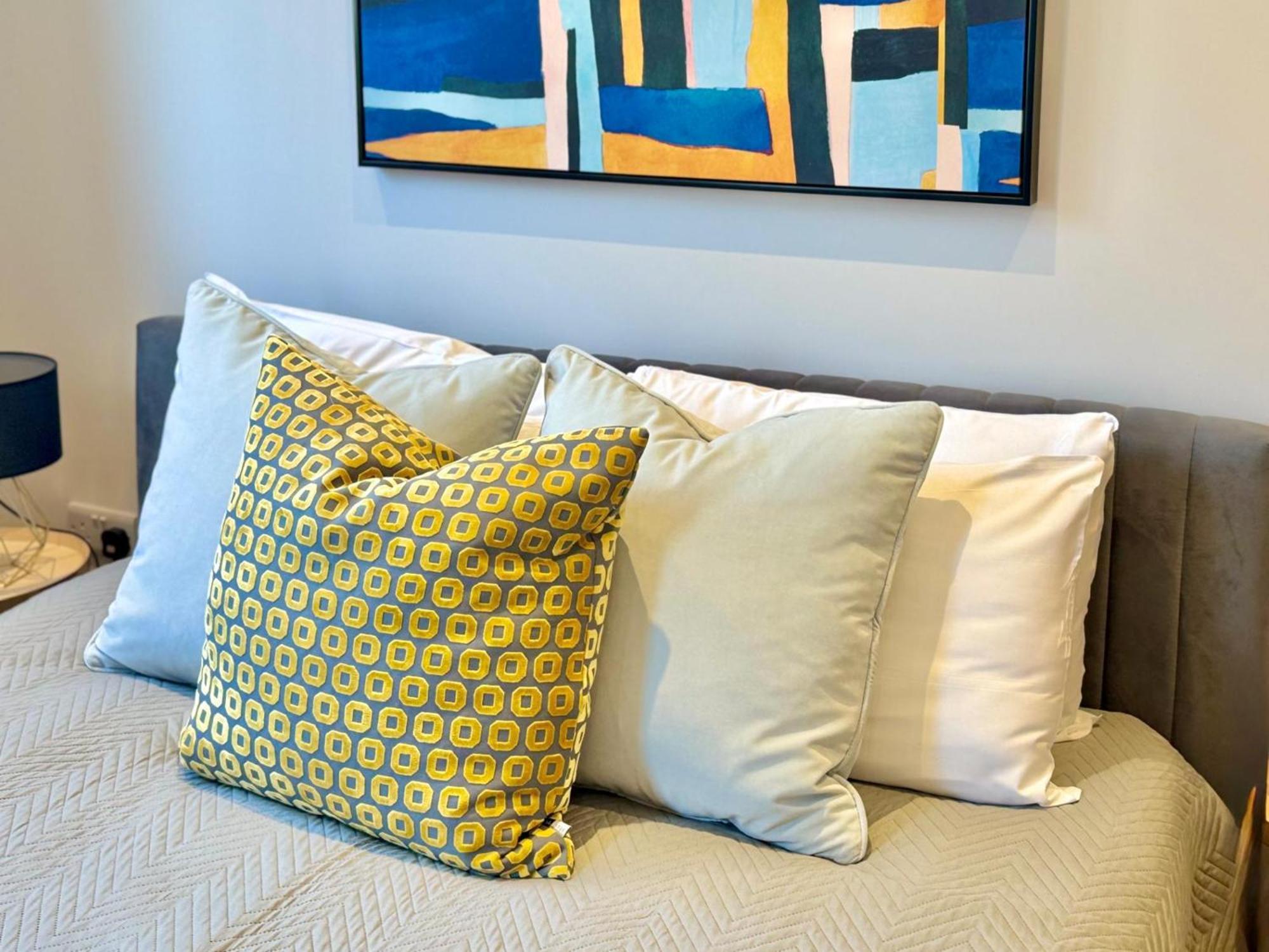 Apartment Ensuite Stylish - 3 Min To Trains - Pass The Keys *